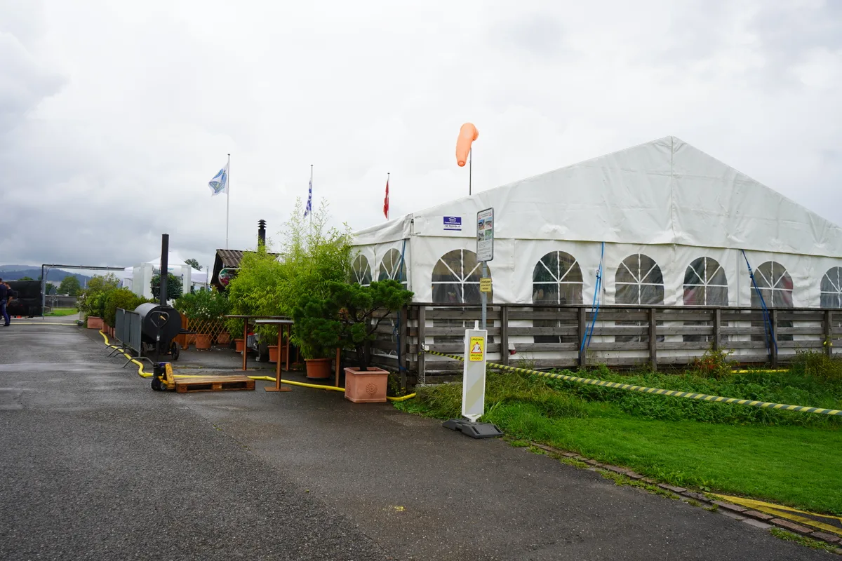 Ein grosses Festzelt steht vor dem «Windy Corner».